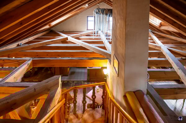 2. Obergeschoss. Blick vom zweiten Obergeschoss zur Bar im 1. Obergeschoss.