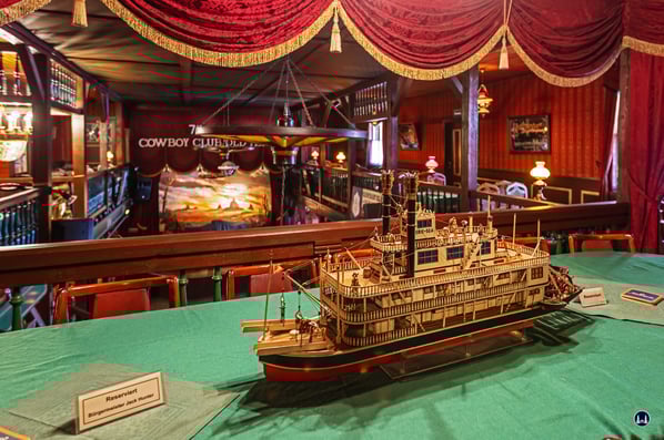 Der Stammtisch des "Bürgermeisters" Der Stammtisch des "Bürgermeisters" im Saloon wird vom Modell eines amerikanischen Flussdampfers geziert.