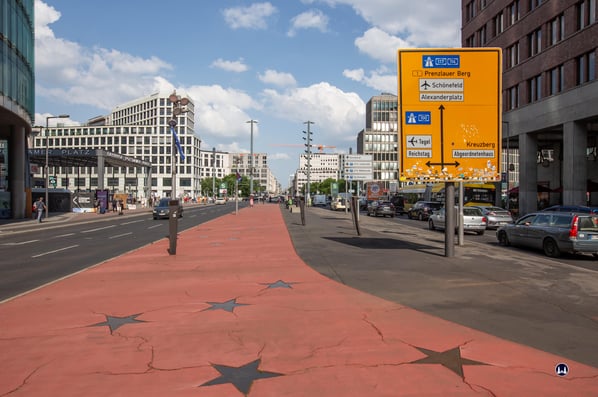 Blick über den Potsdamer Platz hinaus zum sich an diesen anschließenden Leipziger Platz mit seiner oktogonaler Randbebauung.