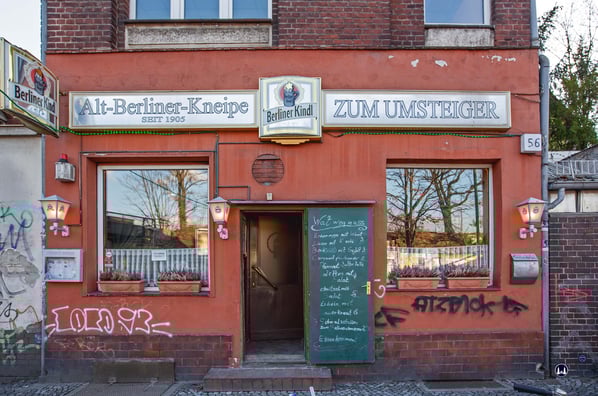 Als Berlins Kult - Kneipe "Zum Umsteiger" noch verheißungsvoll jedem potentiellen Gast seine Tür mit der Speisekarte entgegen hielt. 
