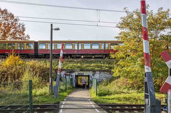 Blickvom Gleis der Verbindungskurve zum Berliner Außenring in Richtung der Erich-Klausener-Straße (durch den Fußgängertunnel hindurch) am 25. Oktober 2020. Über den Tunnel fährt ein S-Bahnzug der Baureihe 481. Ein Kuriosum waren die beiden dem Fußgängertu