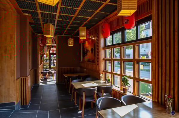 Der architektonisch modern - asiatisch gestaltete Innenraum bietet viele gemütliche Plätze - auch wenn der Blick aus dem Fenster nicht gerade an Hanoi denken lässt. Aber auch das Leben in der Trebbiner Straße hat so seine Reize.