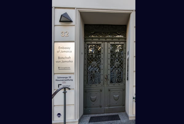 Kunstvoll vergitterte Eingangstür des Vorderhauses Schmargendorfer Straße 32. Im Ehemaligen Schlossereigebäude der Fa. Klemme befindet sich heute die Botschaft von Jamaika.