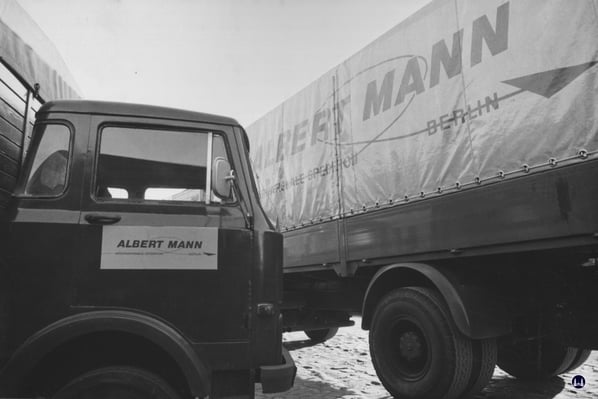 Lastzüge der Spedition Albert Mann mit dem neuem Logo der Firma.