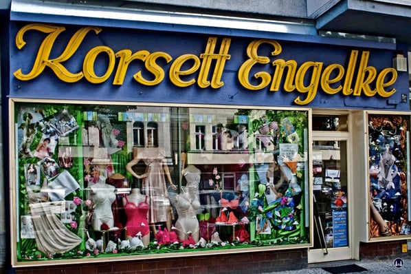 Korsett-Engelke. Der alte Laden.
