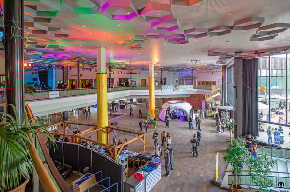 Blick ins Foyer des FEZ in Berlin - Köpenick während der Superbooth. 2023.
