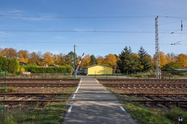 Der Blick in Richtung der Moselstraße nach dem Passieren der ersten Schranke. Das Gleis im Vordergrund war im Jahr 2020 bereits außer Betrieb. Es folgte dem Verlauf der ursprünglichen Trasse der Dresdner Bahn zum Bahnhof Mahlow