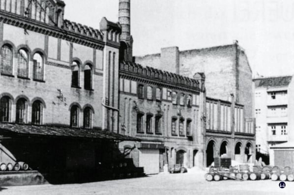 Das Schwankhaus der ehem. Bockbrauerei nach der Übernahme durch die Fa. Albert Mann. Nur das Erdgeschoss wurde zunächst genutzt, dem Gebäude fehlte noch das im Krieg zerstörte das Dach.