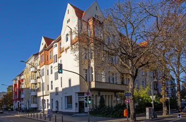 Das Eckgebäude Schmiljanstraße 21 (links) und Handjerystraße 42-43 (rechts), das Klitscher & Afdring 1908 errichteten. 