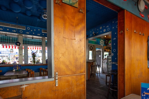 Die verschachtelte Bauweise der "Ankerklause" erklärt sich aus ihrer Geschichte. Inhaber Ludger Schallenberg konnte dies erst kürzlich, angeregt durch meinen Bericht und auf Grund einer Dachreparatur, selbst bestätigen. 