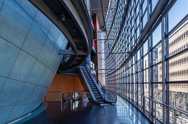 Weiter nach oben zum in der 2. Etage liegenden Eingang in den Kuppelsaal geht es mit der gegenüberliegenden Fahrtreppe des Bluemax am Potsdamer Platz.