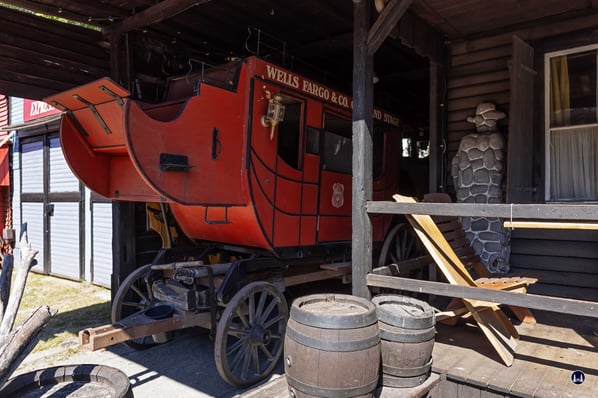 Keine Stadt des amerikanischen Westens wäre ohne den Postkutschendienst von "Wells Fargo & Co denkbar gewesen. Ein eindrucksvoller detailgetreuer Nachbau jener Postkutschen samt einer Federung aus Lederstreifen befindet sich auch in der Westernstadt.