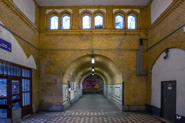 Blick von der Eingangshalle des Bahnhofs in Richtung des Verbindungsgangs und der hinten rechts im Ansatz zu erkennenden Bahnsteigtreppe.
