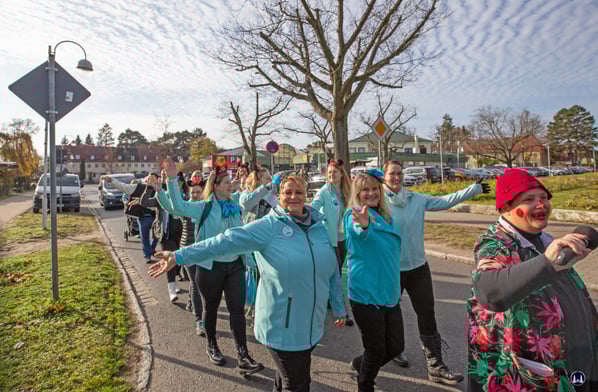 "Erna" und weitere Aktive folgen den Prinzenpaaren.