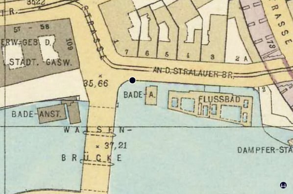 Dieser Ausschnitt aus dem Straube - Plan von 1910 (Quelle: HistoMapBerlin) zeigt die Straße "An der Stralauer Brücke" und die hier ansässigen Badeanstalten. Die Anlegestelle der Reederei Schmidt befand sich im Winkel zwischen der Waisenbrücke.