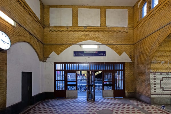 Eingangshalle des Bahnhofs Yorckstraße. Sie ist in vielen Details noch weitgehend erhalten. 