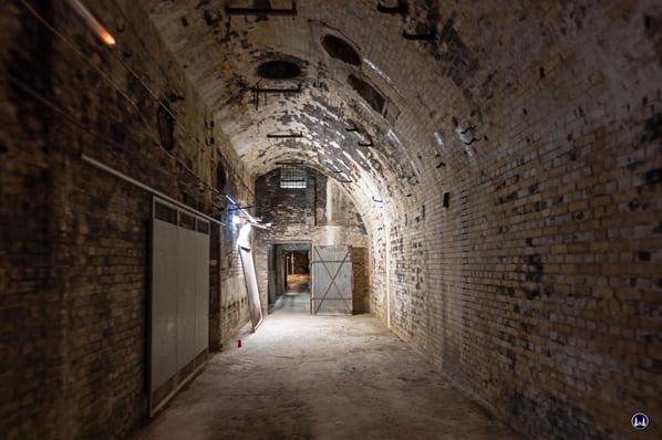 Ein Blick den Weg zurück. Am Gewölbescheitel befinden sich rätselhafte runde Öffnungen. Ob diese zur Bewetterung dienten?