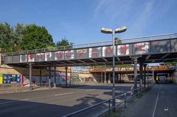 Ein Teil der alten Yorckbrücken wurde denkmalgerecht restauriert und erhielten mit der Nutzung als Fußgängerüberweg zwischen dem "Park am Gleisdreieck" und dem "Dora - Duncker - Park" eine neue Zweckbes