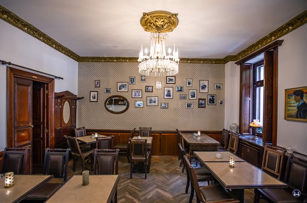 Alter Parkettboden und edles Mobiliar. Im Pasternak kann man sich wohlfühlen.