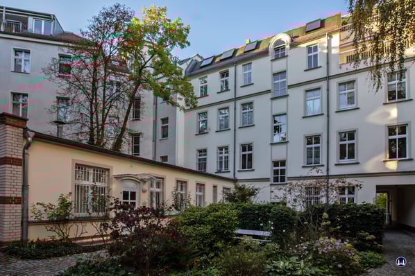 Man sieht es der kunstvollen Vergitterung des direkt vom Vorderhaus abgehenden Büroanbaues an, was das Metier von Heinrich Klemme gewesen ist.