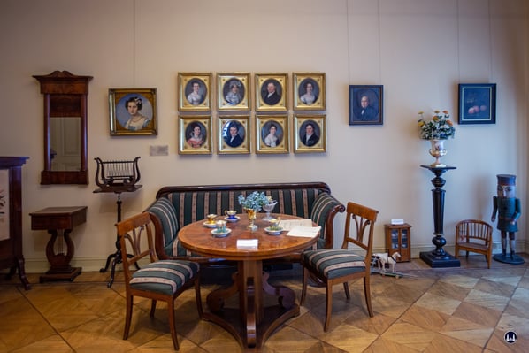 Der Salon im Knoblauchhaus. An der Wand Porträts der Familien Knoblauch und Keibel. Rechts Spielsachen der Kinder. Foto: Lutz Röhrig