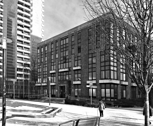 Foto: Peter Liptow. Rathaus Marzahn am Helene-Weigel-Platz im Schnee.