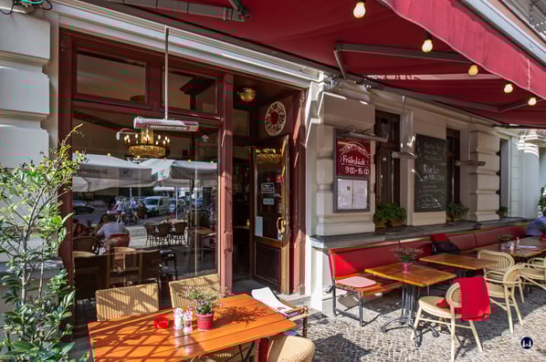 Unter der großen Markise lässt es sich auch bei Hitze gut aushalten - Blick auf den gegenüberliegenden historischen Wasserturm und den alten Bäumen inklusive.