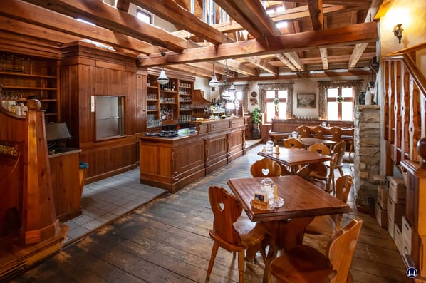 1. Obergeschoss. Bar und am Mauerwerk rechts erkennbar der Übergang zum Kaminzimmer. 