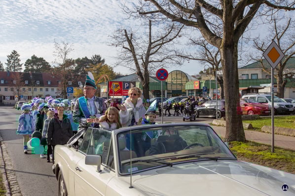 Die Blankenfelde-Mahlower Prinzenpaare samt Gefolge auf dem Weg zur Rathauserstürmung.