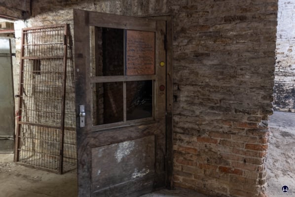 Ob in diesem Bereich des Kellers besondere Schätze gelagert wurden? Die äußere, den gesamten Kellerbereich verschließende Stahltür scheint dafür zu sprechen.