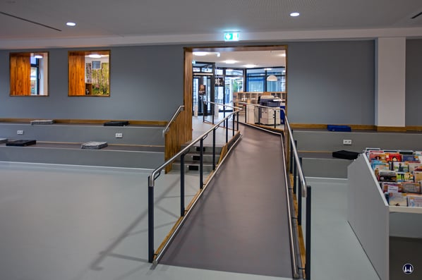 Für mobilitätseingeschrenkte Personen gibt es Rampen.