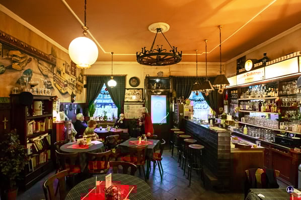 Blick in das Lokal "Zum Umsteiger" in der Yorckstraße. Links sitzt der Wirt Herr Sens.