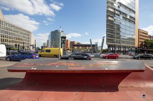 Der Boulevard der Stars erstreckt sich bis zum Potsdamer Platz, dessen historische Verkehrsampel (eine Rekonstruktion) und der Bahnhofszugang im Hintergrund erkennbar sind.