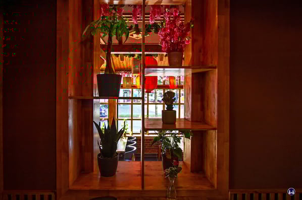 Besonderen Wert legte man bei der Einrichtung auf viele Details- wie etwa dem Durchblick hier über einen Teil des Gastraums hinweg zur Trebbiner Straße.