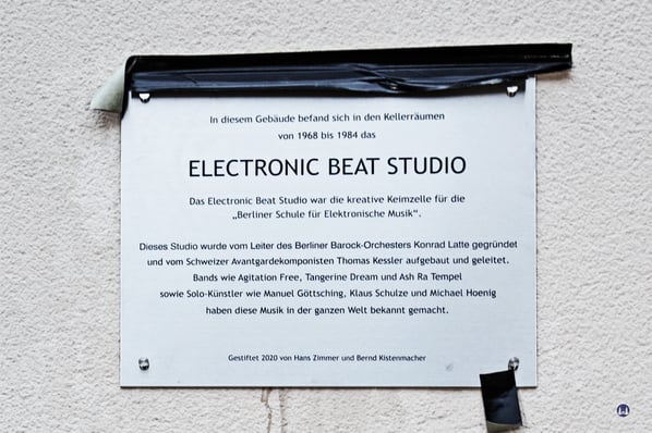Die am 4. Dezember 1920 in der Pfalzburger Straße enthüllte Gedenktafel für das Electronic Beatstudio. Zeit-fuer-berlin war während der Feierlichkeit dabei.
