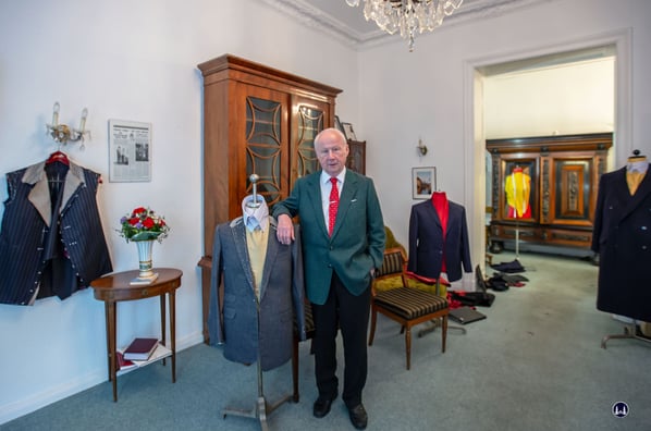 Günter Adam in seinem Atelier. Gediegene Atmosphäre und wenige, ausgesuchte Stilmöbel bildeten die elegante Kulisse für ein Beratungsgespräch mit seinen Kunden. 