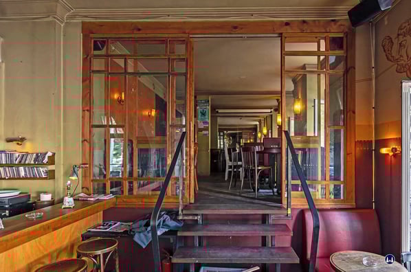 Bedingt durch die in diesem Teil des Eckhauses höheren Kellerräume war der Einbau einer Treppe notwendig, die zu einem weiteren Raum und den Toiletten führte.