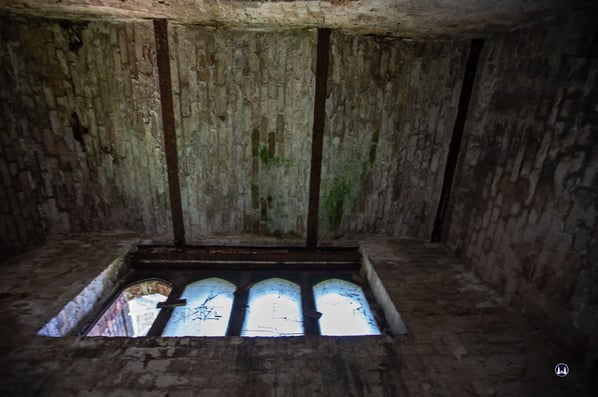 Der Kohlenlagerraum zeigt sich im Inneren roh und unverputzt. 