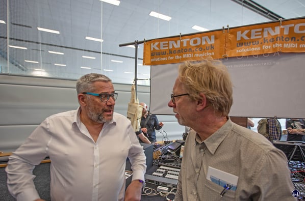 Andreas Schneider am Kenton-Stand. Die Berliner Superbooth stand natürlich auch britischen Unternehmen offen.
