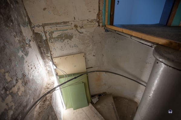 Langsam kommt die Tür zum 2. OG in Sicht und damit das Ende der Wendeltreppe. 