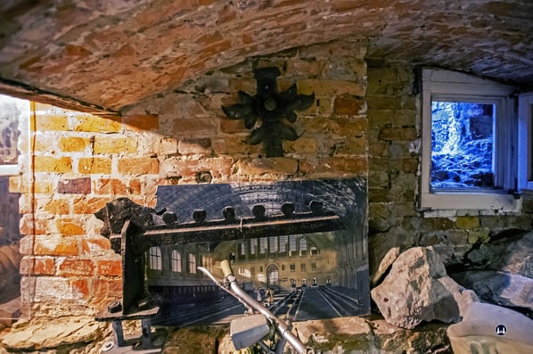 Fundstücke des gesprengten nAnhalter Bahnhofs in jeder Kellernische der Stadtklause in der Bernburger Straße.