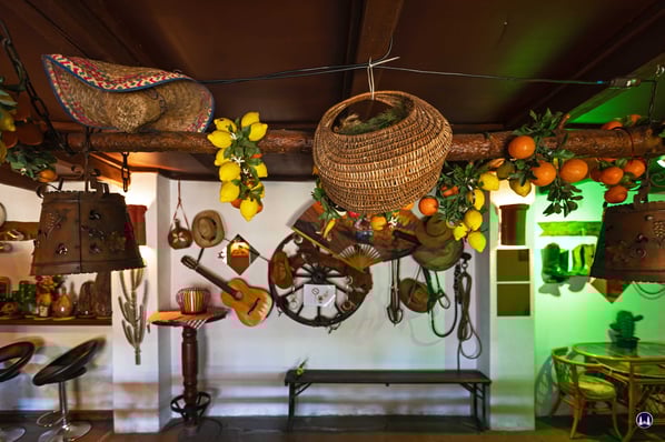 Gemütliche Plätze in der Cantina für alle, die hungrig und durstig sind.