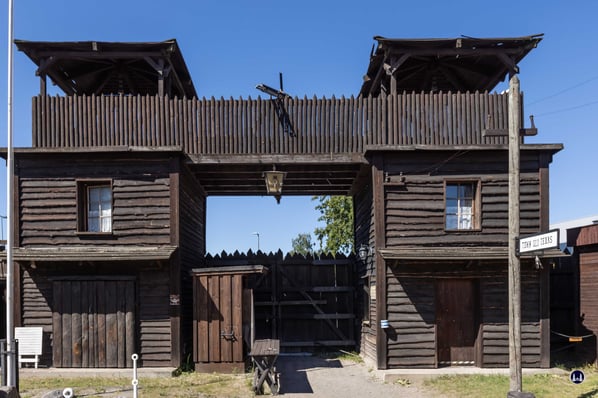 Das große Tor ist hinter uns nach unserem Eintritt in die Westernstadt geschlossen. Das Abenteuer "Wilder Westen" beginnt.