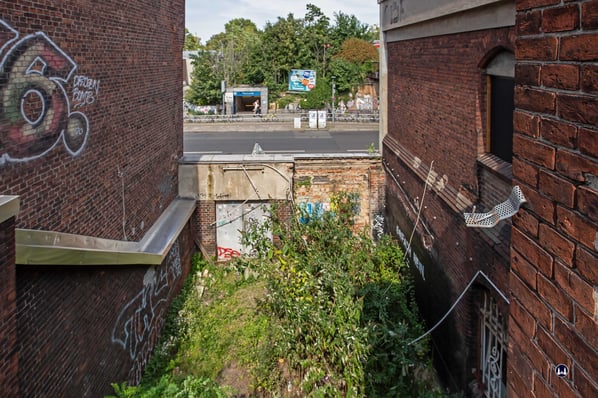 Blick vom Bahndamm in Richtung Hofeingang und Yorckstraße sowie zum gegenüberliegenden U-Bahnhof Yorckstraße.. R