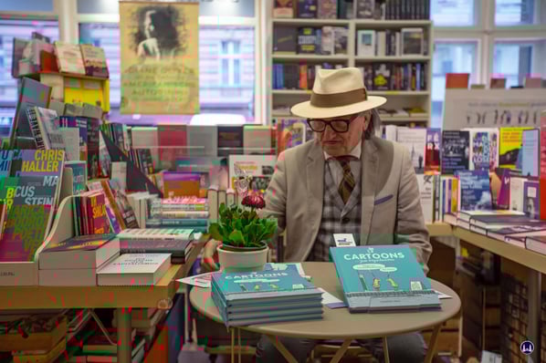 Kein Hang zum Blumentopf sondern zu den dahinterliegenden eigenen Autogrammkarten deren Wert er augenzwinkernd als hoch einschätze: "Eine Autogrammkarte von ihm können man gut und gern gegen fünf von Roberto Blanco eintauschen..."