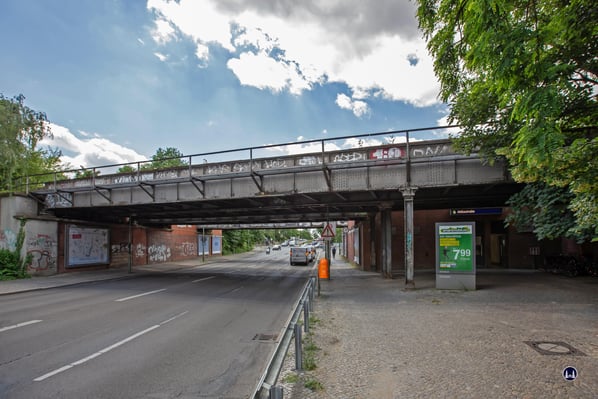 Ein letzter Blick auf die längst durch ein modernes Brückenbauwerk ersetzten Brücken des Fernverkehrs. Damit ist auch dieser Teil des städtischen Raumes heute ein anderer, auch wenn der Bahnhof selbst erhalten blieb.
