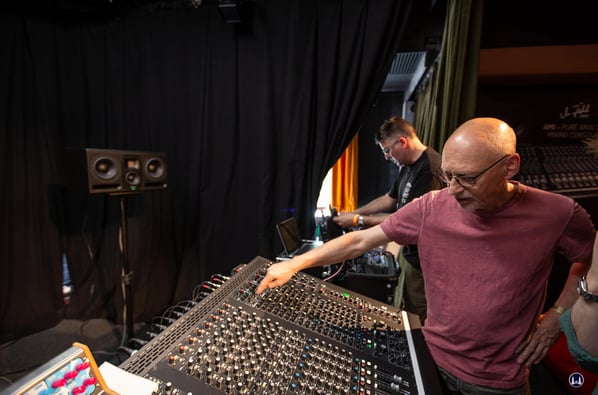 Geduldig erklärte Michael Zähl die Technik seiner Mischpulte den Besuchern.