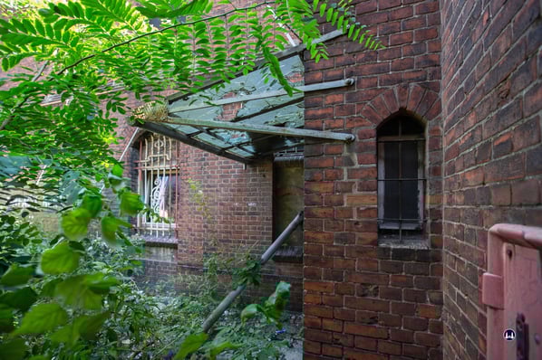Fassade des S-Bahnhofs Yorckstraße im Hofbereich.