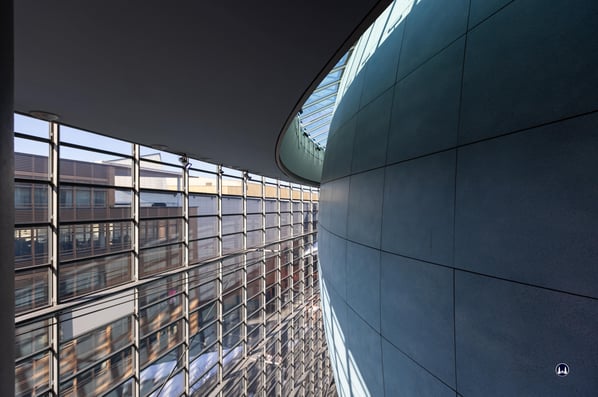 Benutzt man die hinteren, bereits in der 3. Etage gelegenen Ausgänge des Kuppelsaals, so blickt man an der gewaltigen Kuppel entlang hinab in die Tiefe.