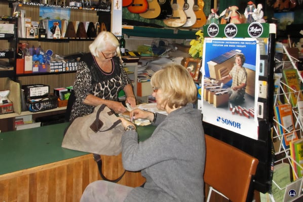 Musikhaus Bading in Berlin - Neukölln, Karl - Marx - Straße. Frau Brunhilde Schibille.